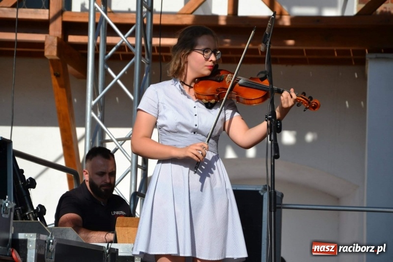 Zdjęcie w galerii na portalu naszraciborz.pl: Koncert piosenek Agnieszki Osieckiej i plener na zamku wiadomości z regionu