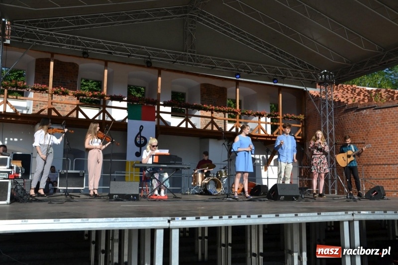 Zdjęcie w galerii na portalu naszraciborz.pl: Koncert piosenek Agnieszki Osieckiej i plener na zamku wiadomości z regionu