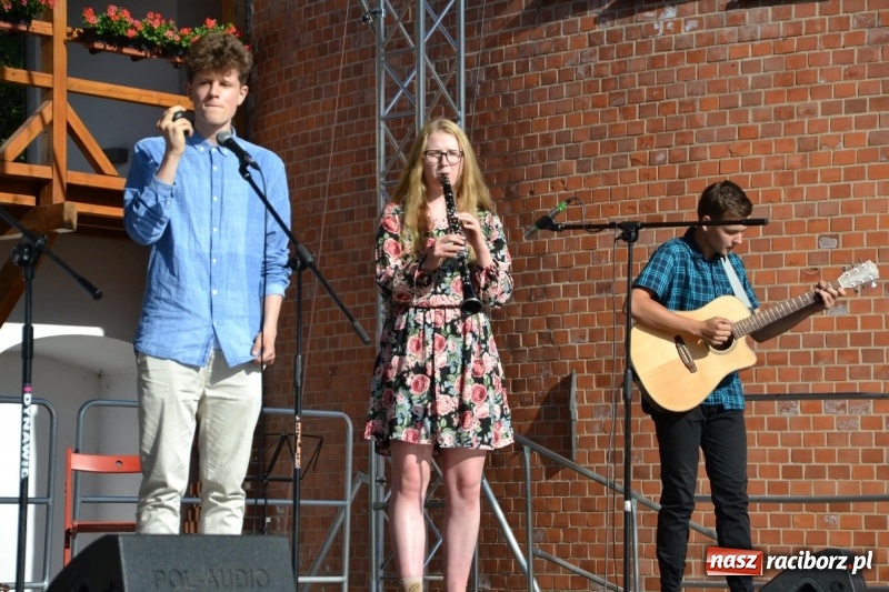Zdjęcie w galerii na portalu naszraciborz.pl: Koncert piosenek Agnieszki Osieckiej i plener na zamku wiadomości z regionu