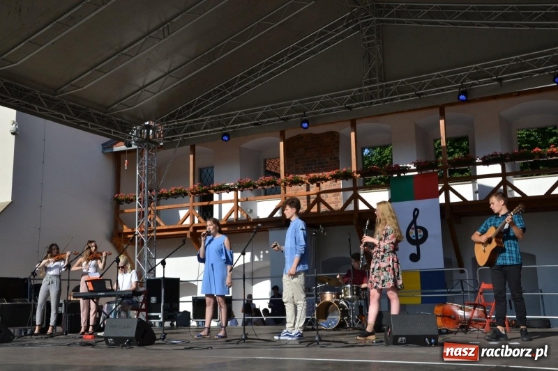 Zdjęcie w galerii na portalu naszraciborz.pl: Koncert piosenek Agnieszki Osieckiej i plener na zamku wiadomości z regionu