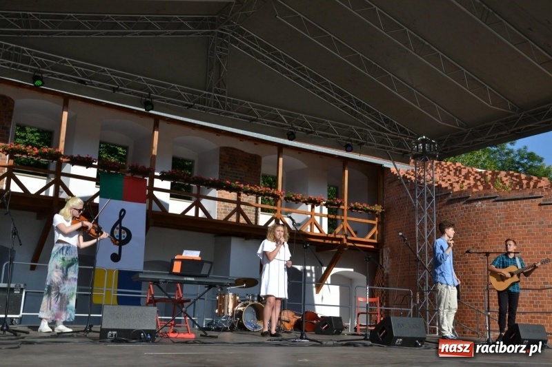 Zdjęcie w galerii na portalu naszraciborz.pl: Koncert piosenek Agnieszki Osieckiej i plener na zamku wiadomości z regionu