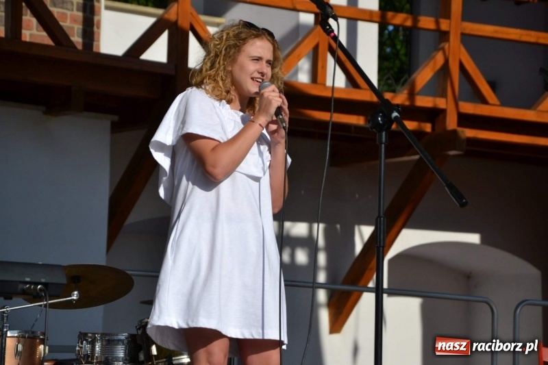 Zdjęcie w galerii na portalu naszraciborz.pl: Koncert piosenek Agnieszki Osieckiej i plener na zamku wiadomości z regionu