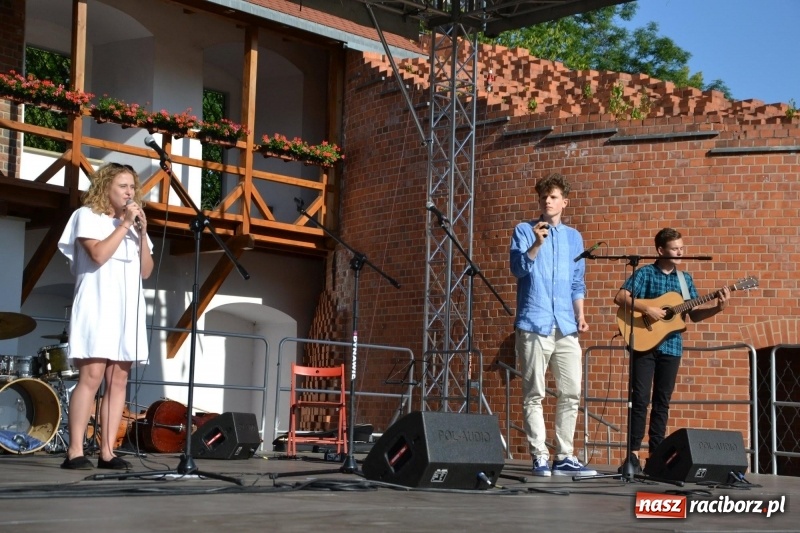 Zdjęcie w galerii na portalu naszraciborz.pl: Koncert piosenek Agnieszki Osieckiej i plener na zamku wiadomości z regionu