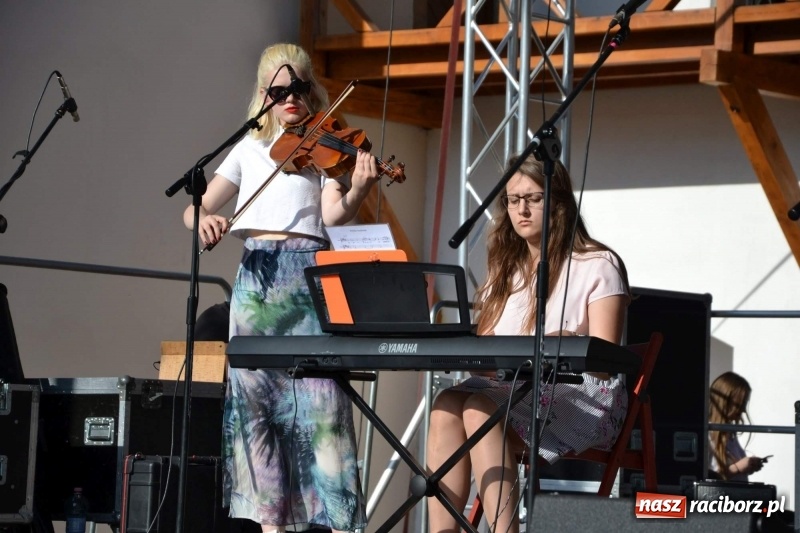 Zdjęcie w galerii na portalu naszraciborz.pl: Koncert piosenek Agnieszki Osieckiej i plener na zamku wiadomości z regionu