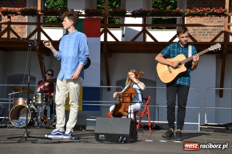 Zdjęcie w galerii na portalu naszraciborz.pl: Koncert piosenek Agnieszki Osieckiej i plener na zamku wiadomości z regionu