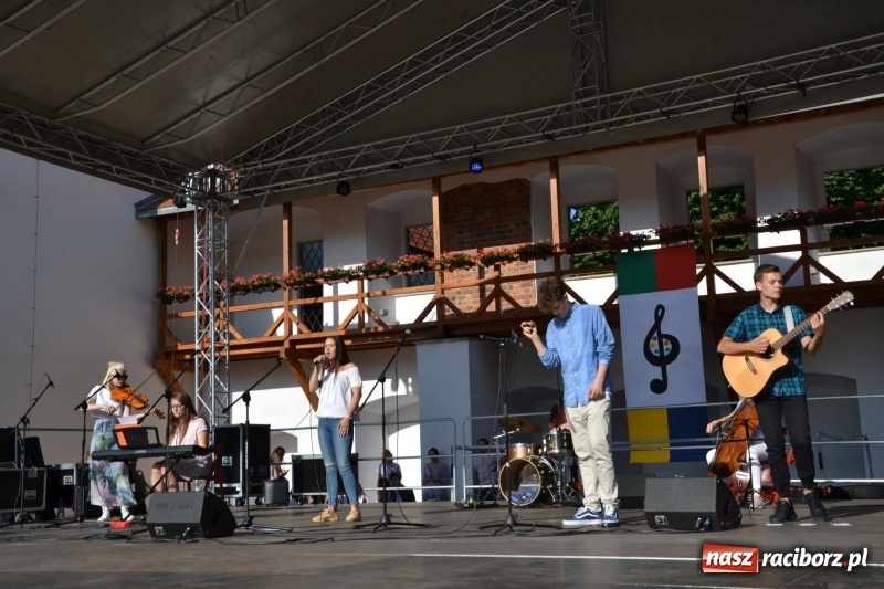 Zdjęcie w galerii na portalu naszraciborz.pl: Koncert piosenek Agnieszki Osieckiej i plener na zamku wiadomości z regionu