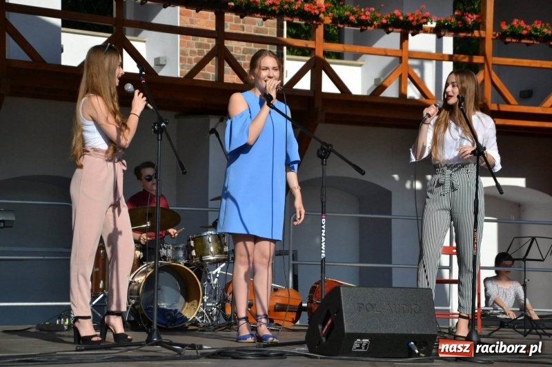 Zdjęcie w galerii na portalu naszraciborz.pl: Koncert piosenek Agnieszki Osieckiej i plener na zamku wiadomości z regionu