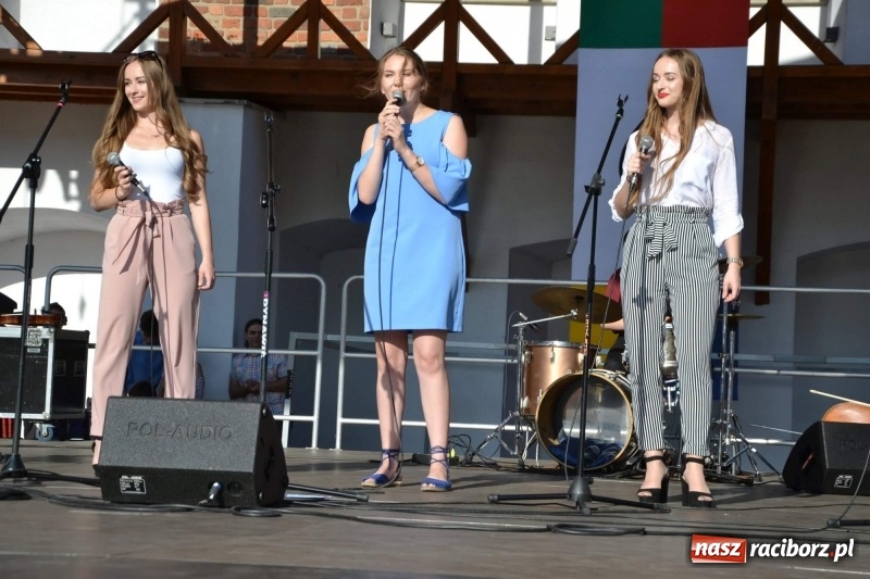 Zdjęcie w galerii na portalu naszraciborz.pl: Koncert piosenek Agnieszki Osieckiej i plener na zamku wiadomości z regionu
