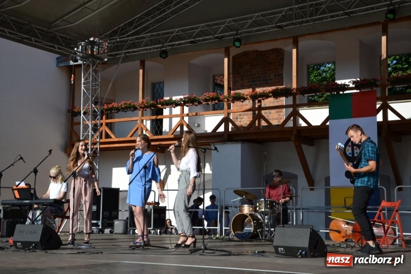 Zdjęcie w galerii na portalu naszraciborz.pl: Koncert piosenek Agnieszki Osieckiej i plener na zamku wiadomości z regionu