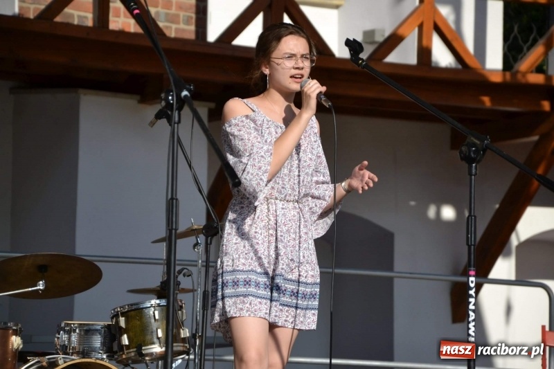 Zdjęcie w galerii na portalu naszraciborz.pl: Koncert piosenek Agnieszki Osieckiej i plener na zamku wiadomości z regionu