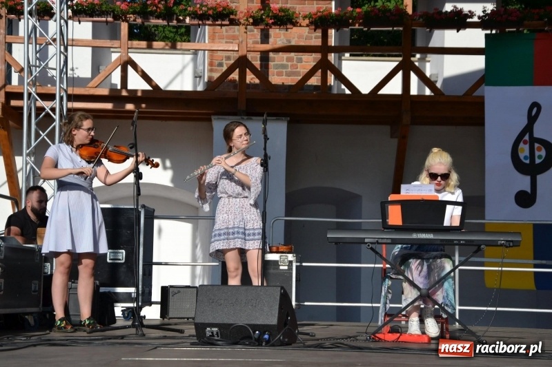 Zdjęcie w galerii na portalu naszraciborz.pl: Koncert piosenek Agnieszki Osieckiej i plener na zamku wiadomości z regionu