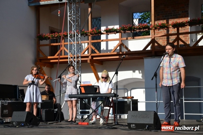 Zdjęcie w galerii na portalu naszraciborz.pl: Koncert piosenek Agnieszki Osieckiej i plener na zamku wiadomości z regionu