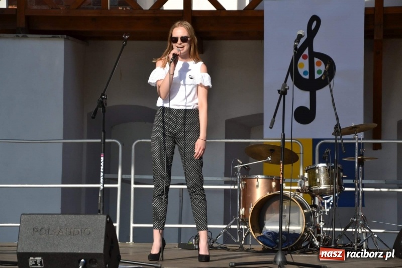 Zdjęcie w galerii na portalu naszraciborz.pl: Koncert piosenek Agnieszki Osieckiej i plener na zamku wiadomości z regionu
