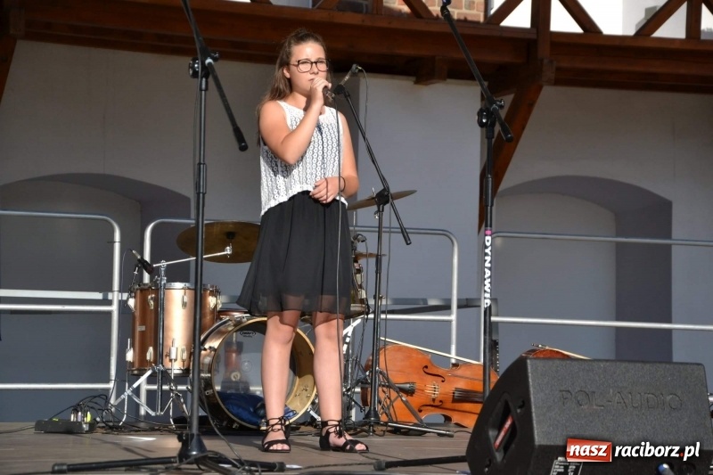 Zdjęcie w galerii na portalu naszraciborz.pl: Koncert piosenek Agnieszki Osieckiej i plener na zamku wiadomości z regionu