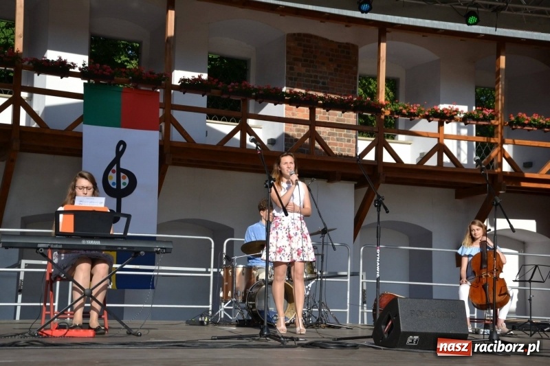 Zdjęcie w galerii na portalu naszraciborz.pl: Koncert piosenek Agnieszki Osieckiej i plener na zamku wiadomości z regionu