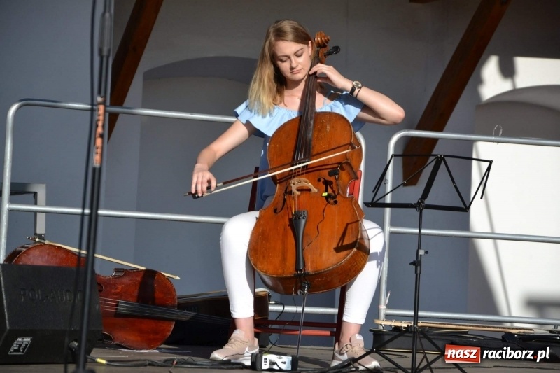 Zdjęcie w galerii na portalu naszraciborz.pl: Koncert piosenek Agnieszki Osieckiej i plener na zamku wiadomości z regionu