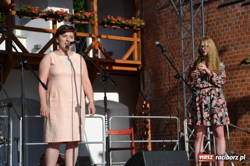 Zdjęcie w galerii na portalu naszraciborz.pl: Koncert piosenek Agnieszki Osieckiej i plener na zamku wiadomości z regionu