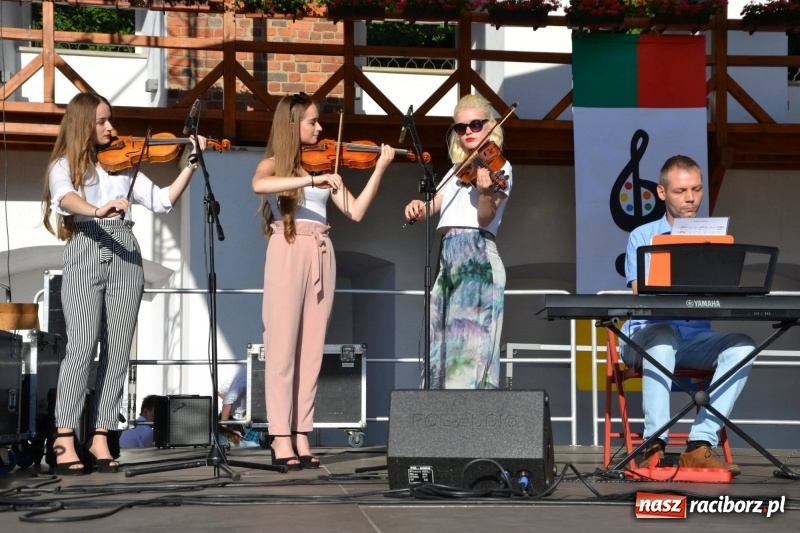 Zdjęcie w galerii na portalu naszraciborz.pl: Koncert piosenek Agnieszki Osieckiej i plener na zamku wiadomości z regionu