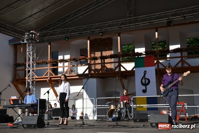 Zdjęcie w galerii na portalu naszraciborz.pl: Koncert piosenek Agnieszki Osieckiej i plener na zamku wiadomości z regionu