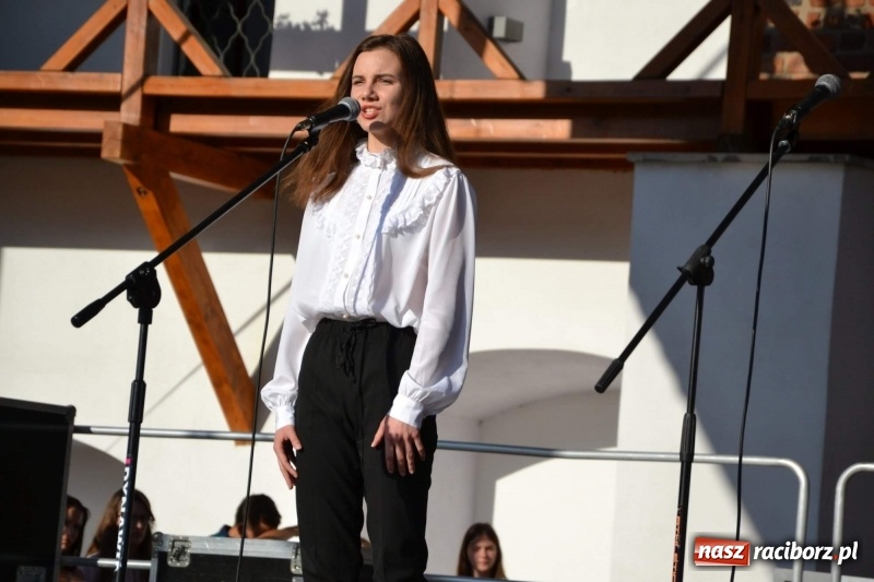 Zdjęcie w galerii na portalu naszraciborz.pl: Koncert piosenek Agnieszki Osieckiej i plener na zamku wiadomości z regionu