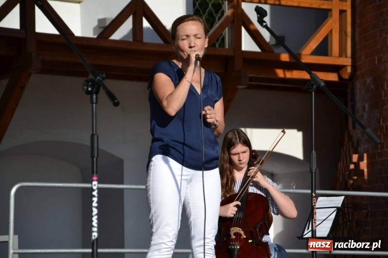 Zdjęcie w galerii na portalu naszraciborz.pl: Koncert piosenek Agnieszki Osieckiej i plener na zamku wiadomości z regionu