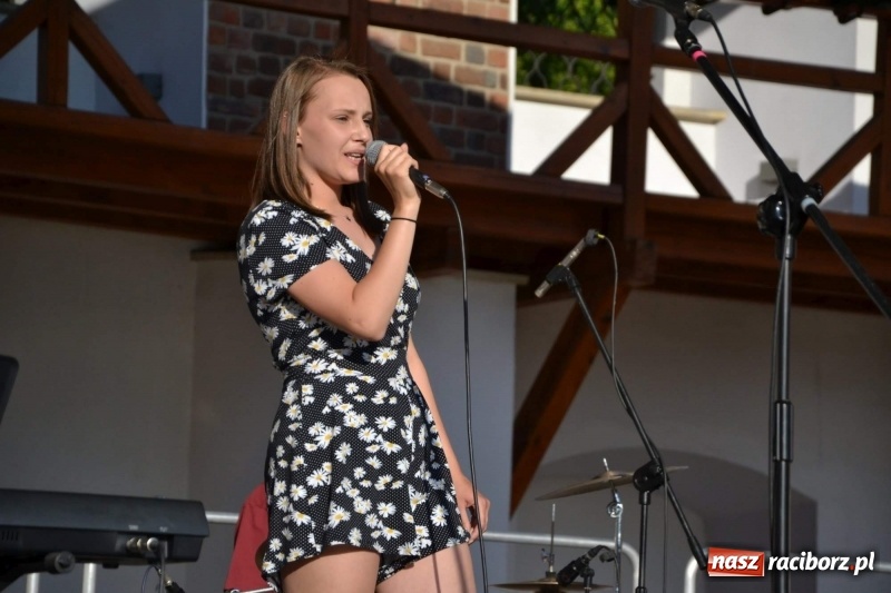 Zdjęcie w galerii na portalu naszraciborz.pl: Koncert piosenek Agnieszki Osieckiej i plener na zamku wiadomości z regionu