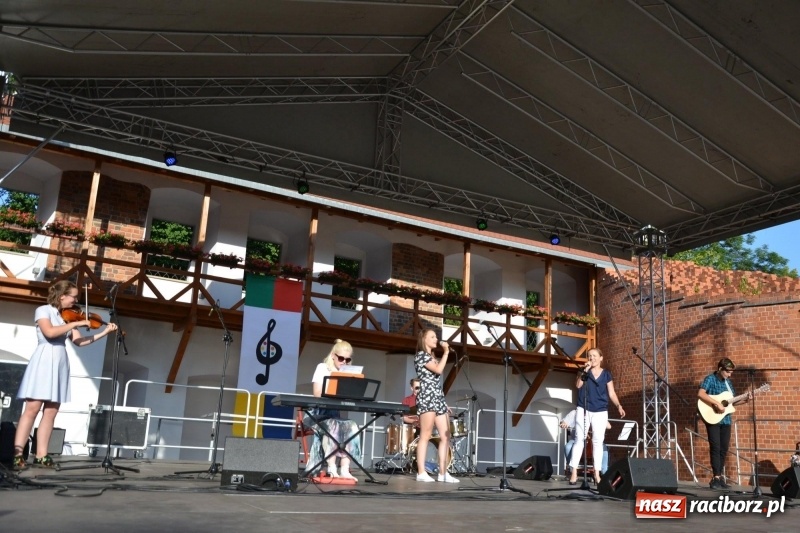 Zdjęcie w galerii na portalu naszraciborz.pl: Koncert piosenek Agnieszki Osieckiej i plener na zamku wiadomości z regionu
