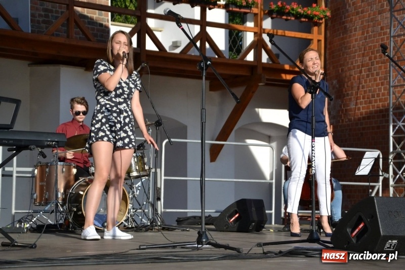Zdjęcie w galerii na portalu naszraciborz.pl: Koncert piosenek Agnieszki Osieckiej i plener na zamku wiadomości z regionu