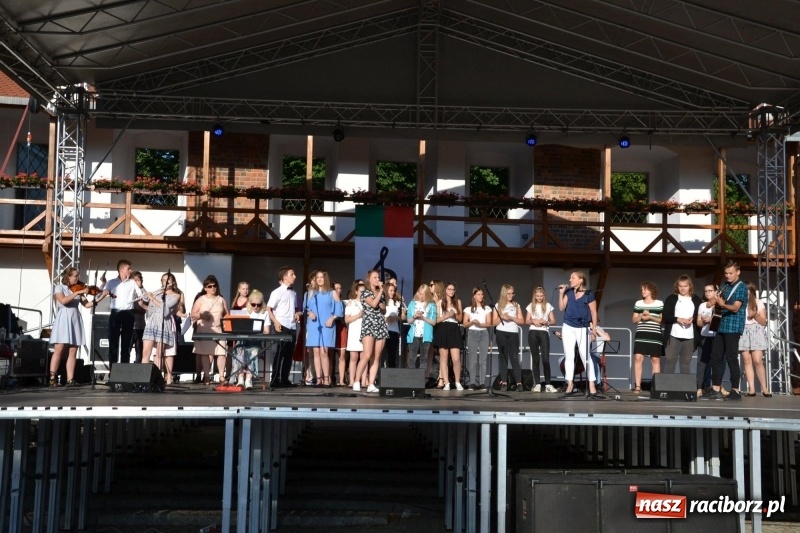 Zdjęcie w galerii na portalu naszraciborz.pl: Koncert piosenek Agnieszki Osieckiej i plener na zamku wiadomości z regionu