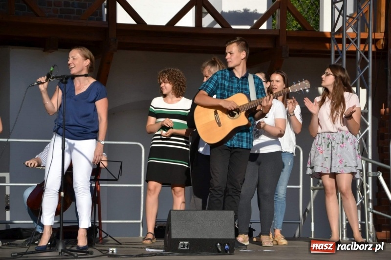 Zdjęcie w galerii na portalu naszraciborz.pl: Koncert piosenek Agnieszki Osieckiej i plener na zamku wiadomości z regionu