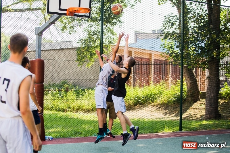 Zdjęcie w galerii na portalu naszraciborz.pl: W CKZiU nr 1 rywalizowali w rozgrywkach streetballa wiadomości z regionu