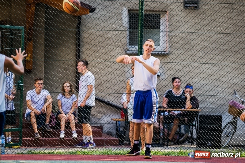 Zdjęcie w galerii na portalu naszraciborz.pl: W CKZiU nr 1 rywalizowali w rozgrywkach streetballa wiadomości z regionu