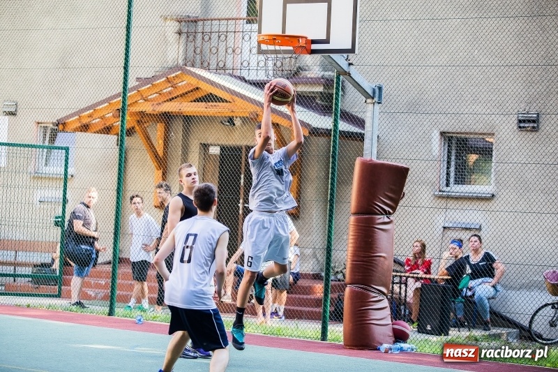 Zdjęcie w galerii na portalu naszraciborz.pl: W CKZiU nr 1 rywalizowali w rozgrywkach streetballa wiadomości z regionu
