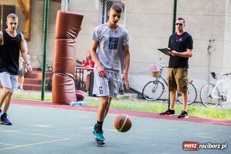 Zdjęcie w galerii na portalu naszraciborz.pl: W CKZiU nr 1 rywalizowali w rozgrywkach streetballa wiadomości z regionu
