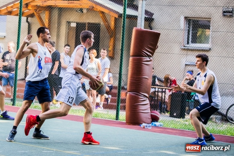 Zdjęcie w galerii na portalu naszraciborz.pl: W CKZiU nr 1 rywalizowali w rozgrywkach streetballa wiadomości z regionu