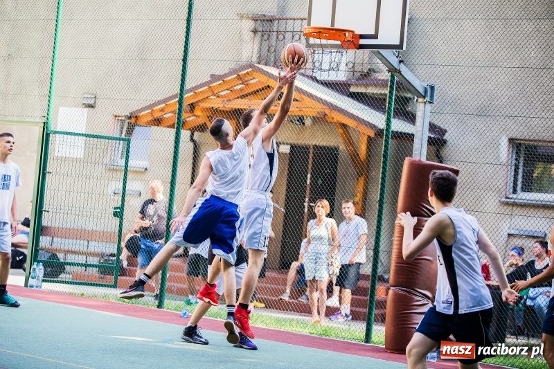 Zdjęcie w galerii na portalu naszraciborz.pl: W CKZiU nr 1 rywalizowali w rozgrywkach streetballa wiadomości z regionu