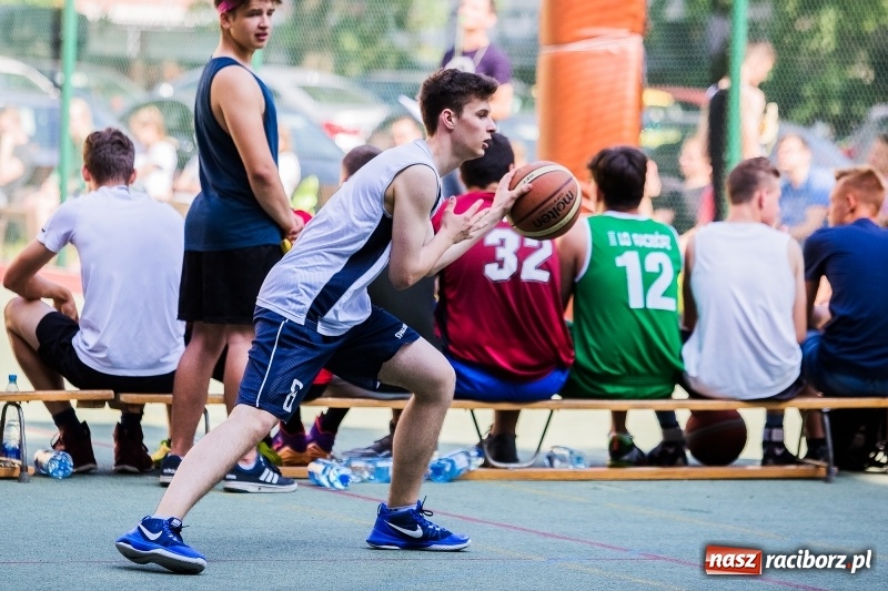 Zdjęcie w galerii na portalu naszraciborz.pl: W CKZiU nr 1 rywalizowali w rozgrywkach streetballa wiadomości z regionu