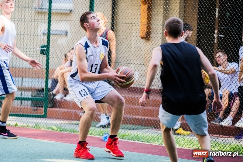 Zdjęcie w galerii na portalu naszraciborz.pl: W CKZiU nr 1 rywalizowali w rozgrywkach streetballa wiadomości z regionu
