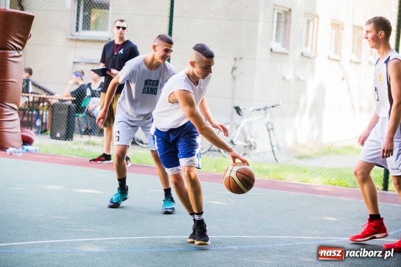 Zdjęcie w galerii na portalu naszraciborz.pl: W CKZiU nr 1 rywalizowali w rozgrywkach streetballa wiadomości z regionu