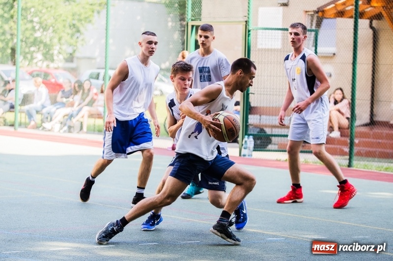 Zdjęcie w galerii na portalu naszraciborz.pl: W CKZiU nr 1 rywalizowali w rozgrywkach streetballa wiadomości z regionu