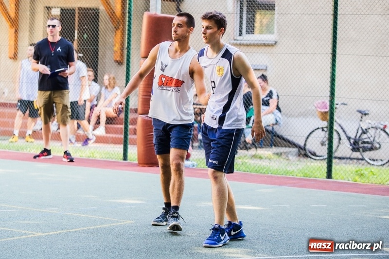Zdjęcie w galerii na portalu naszraciborz.pl: W CKZiU nr 1 rywalizowali w rozgrywkach streetballa wiadomości z regionu