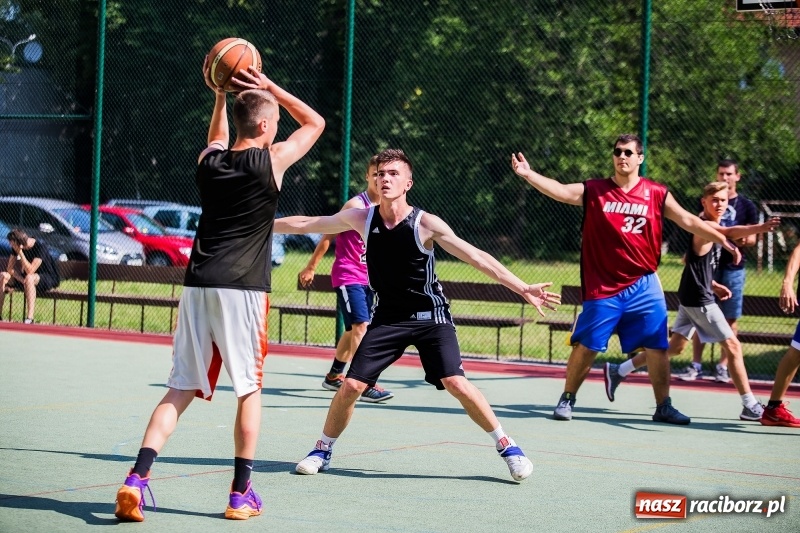 Zdjęcie w galerii na portalu naszraciborz.pl: W CKZiU nr 1 rywalizowali w rozgrywkach streetballa wiadomości z regionu