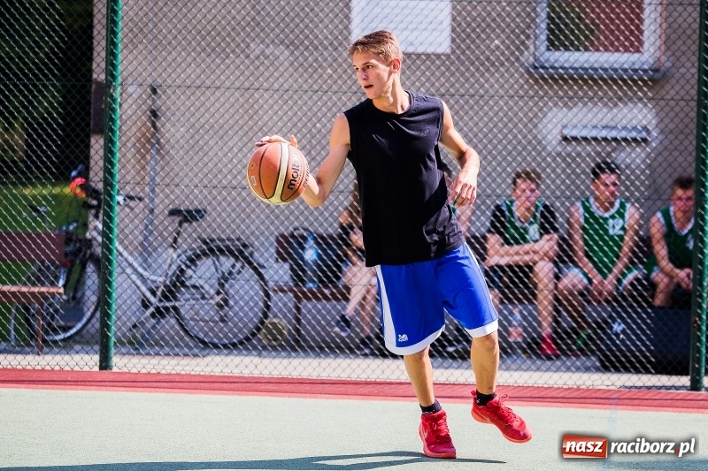 Zdjęcie w galerii na portalu naszraciborz.pl: W CKZiU nr 1 rywalizowali w rozgrywkach streetballa wiadomości z regionu