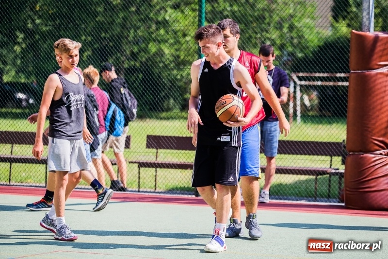 Zdjęcie w galerii na portalu naszraciborz.pl: W CKZiU nr 1 rywalizowali w rozgrywkach streetballa wiadomości z regionu