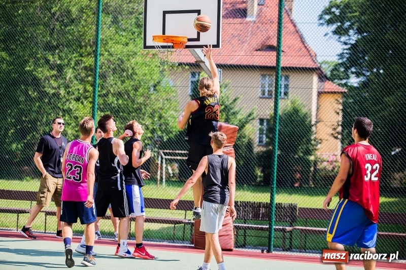 Zdjęcie w galerii na portalu naszraciborz.pl: W CKZiU nr 1 rywalizowali w rozgrywkach streetballa wiadomości z regionu