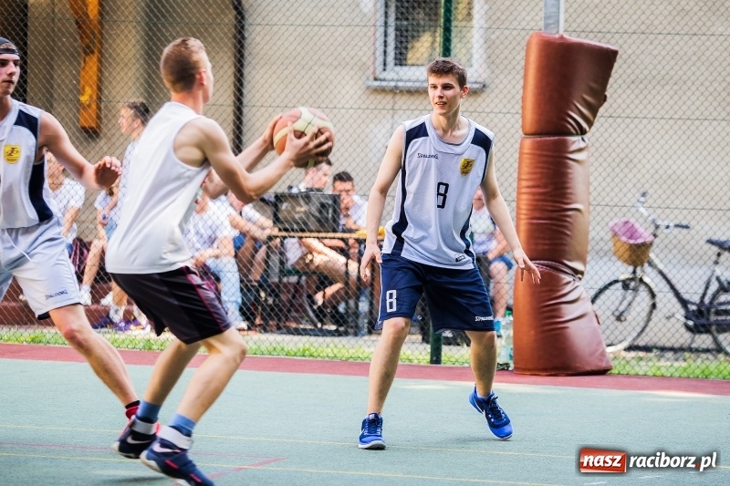Zdjęcie w galerii na portalu naszraciborz.pl: W CKZiU nr 1 rywalizowali w rozgrywkach streetballa wiadomości z regionu