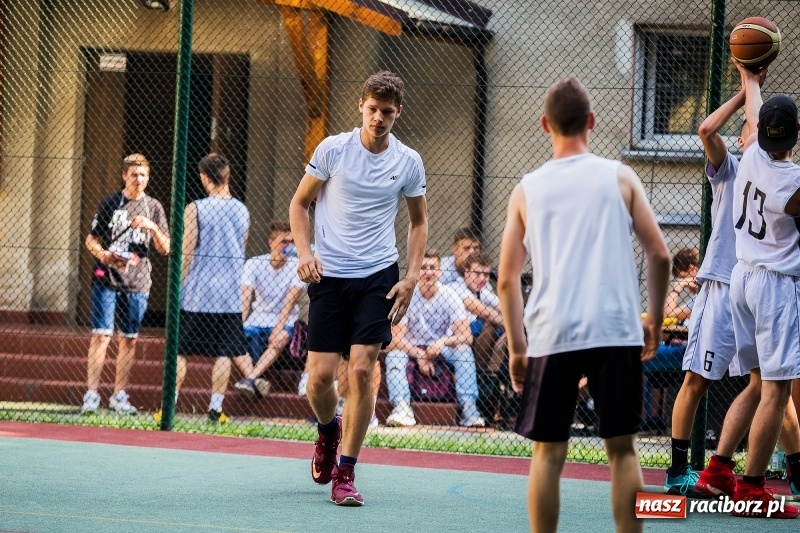 Zdjęcie w galerii na portalu naszraciborz.pl: W CKZiU nr 1 rywalizowali w rozgrywkach streetballa wiadomości z regionu
