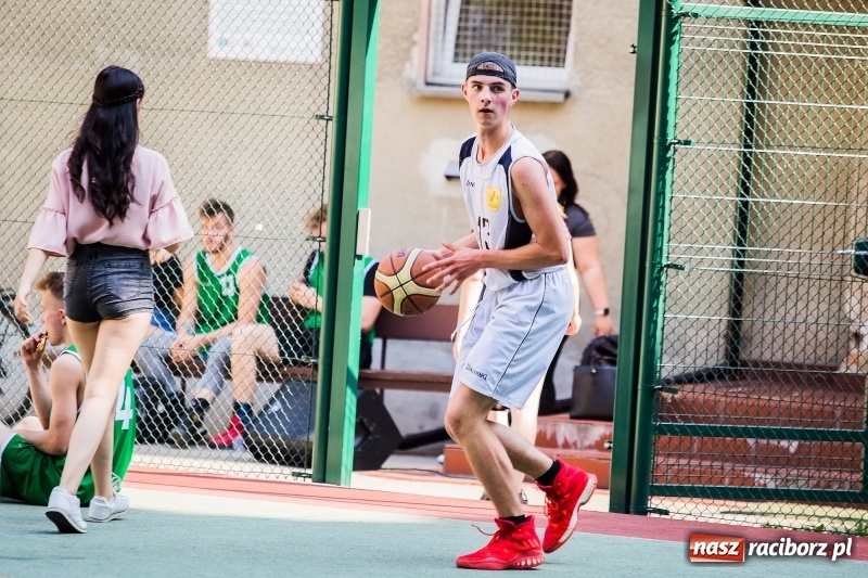 Zdjęcie w galerii na portalu naszraciborz.pl: W CKZiU nr 1 rywalizowali w rozgrywkach streetballa wiadomości z regionu