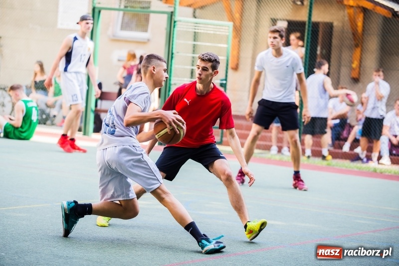 Zdjęcie w galerii na portalu naszraciborz.pl: W CKZiU nr 1 rywalizowali w rozgrywkach streetballa wiadomości z regionu
