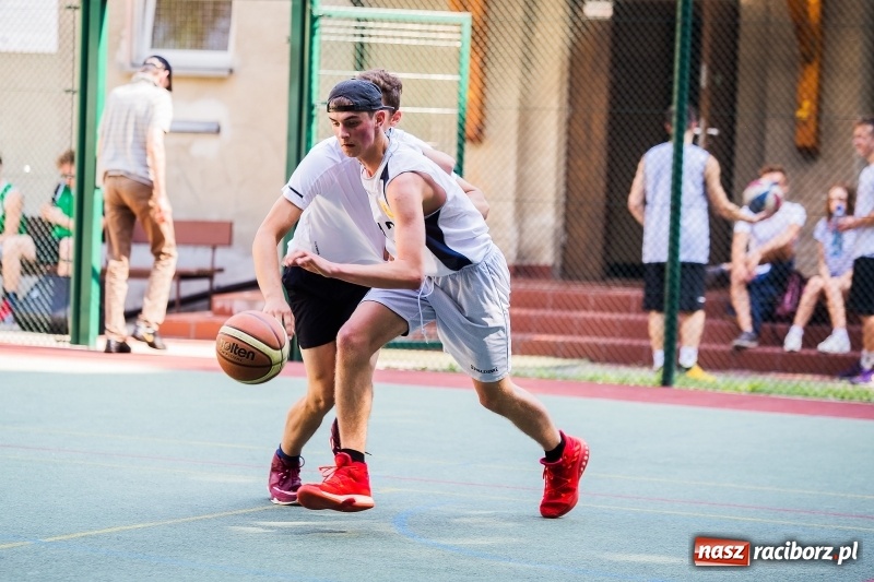 Zdjęcie w galerii na portalu naszraciborz.pl: W CKZiU nr 1 rywalizowali w rozgrywkach streetballa wiadomości z regionu